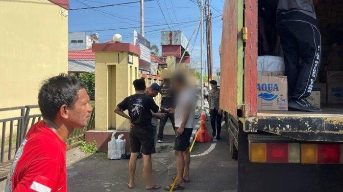 Seorang oknum anggota TNI saat barangnya berupa miras diamankan anggota Ditsabhara Polda Maluku Utara, (foto_TribunTernate.com)