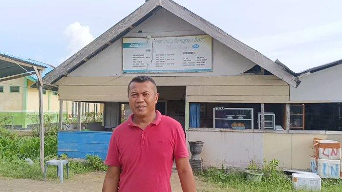EKONOMI: Pemilik Rumah Makan Mas Bima di Pulau Taliabu, Maluku Utara, Sumpono saat diwawancara, Senin (27/1/2025)