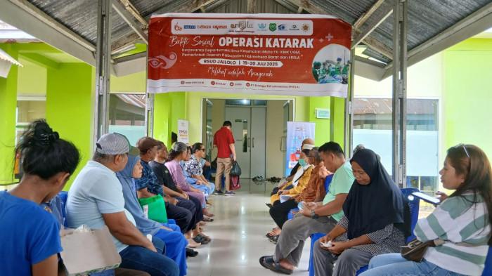 KESEHATAN - Antrian pasien operasi katarak gratis di RSUD Halmahera Barat, Sabtu (19/7/2025).