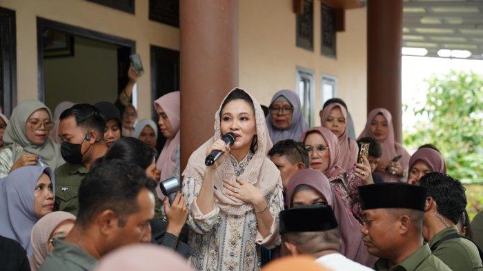 IDUL FITRI - Gubernur Maluku Utara Sherly Laos saat berbicara di open house hari kedua Idul Fitri di kediaman Wakil Gubernur Sarbin Sehe, Selasa (1/4/2024).