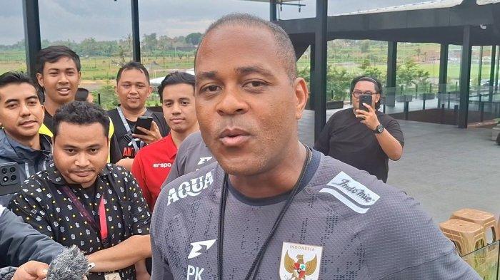 KOMPETISI: Pelatih timnas Indonesia, Patrick Kluivert, saat ditemui Bali United Training Center, Pantai Purnama, Kabupaten Gianyar, Bali, Senin (26/5/2025)
