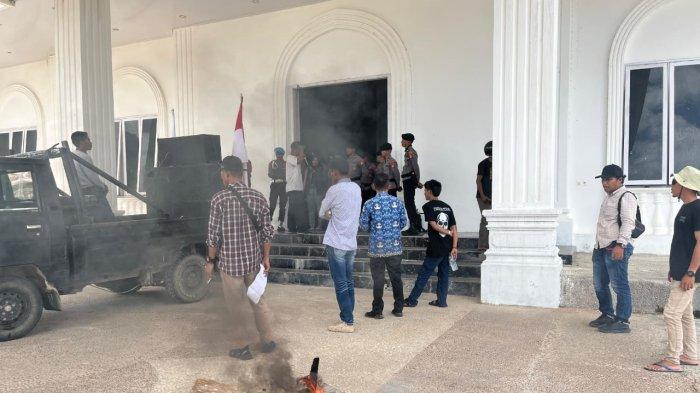 TUNTUTAN: PB HMT unjuk rasa di Kantor DPRD Pulau Taliabu, Selasa (17/6/2025)
