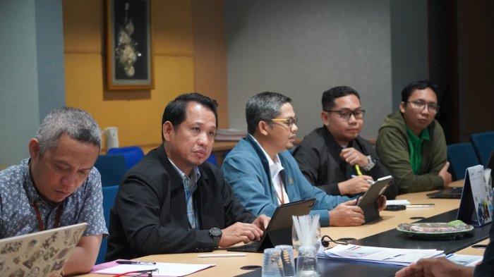Pihak PLN UIW MMU yang di hadiri oleh Senior Manager Perencanaan, Wahidin dan Senior Manager Transmisi dan Distribusi, Redi Zusanto