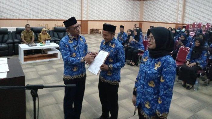 ILUSTRASI Pegawai Negeri Sipil (PNS) - Dalam foto: Pj Bupati Pulau Morotai, Muhammad Umar Ali saat menyerahkan SK 100 persen secara simbolis ke salah stau PNS tahun 2022, Bertempat di Aula Kantor Bupati Pulau Morotai, Senin (18/12/2013)
