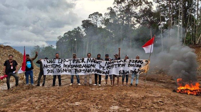 TUNTUTAN: LSM dari Lembaga Pengawasan dan Pemberantasan Tindak Pidana Korupsi (LPP-Tipikor) Maluku Utara saat melakukan aksi unjuk rasa di jalur masuk perusahaan, Selasa (13/5/2025)