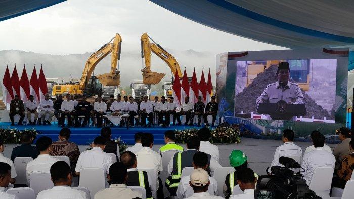 EKONOMI: Tampak Presiden RI Prabowo Subianto saat memberi sambutan peletakan batu pertama yang diikuti oleh Wamen ESDM Yuliot Tanjung saat berada di Tanjung Buli, Halmahera Timur, Maluku Utara, Minggu (29/6/2025)