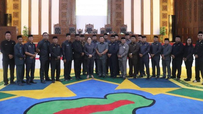 PARIPURNA: Momen foto bersama DPRD, pimpinan OPD, serta Bupati dan Wakil Bupati Pulau Taliabu terpilih, Jumat (9/5/2025)