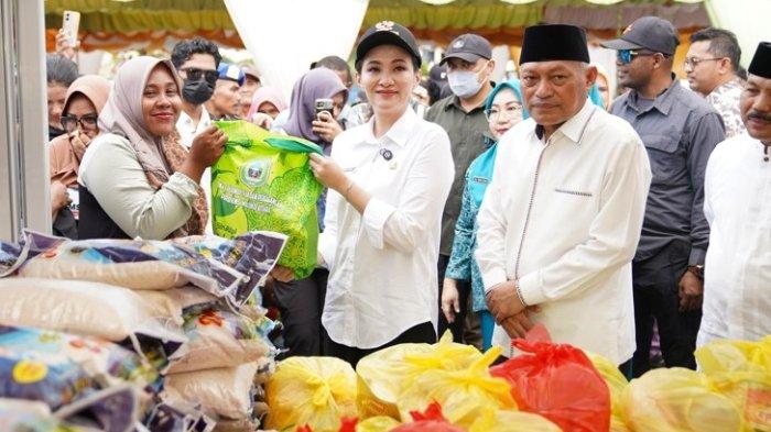 MOMEN: Gubernur Maluku Utara Sherly Laos memberikan paket sembako (seremoni) kepada seorang warga Halmahera Tengah pada acara Safari Ramadhan 2025 yang dirangkaikan dengan pasar murah,