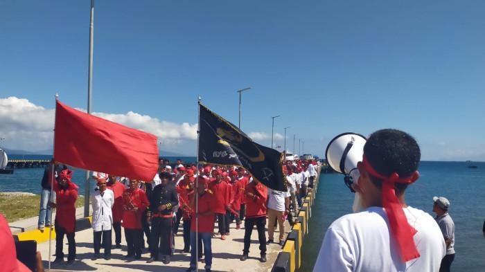 TUNTUTAN: Pasukan adat dan massa Presidium Rakyat Tidore saat menggelar aksi tolak DOB Sofifi, Kamis (23/7/2025)