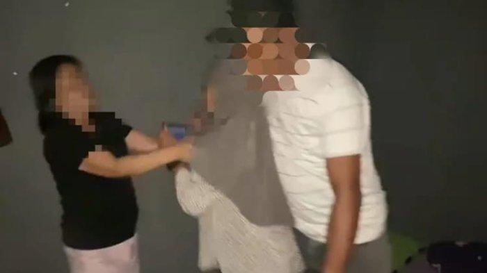 Pegawai Pemkab Halmahera Selatan ketika digrebek istri saat bersamaan dengan wanita lain.