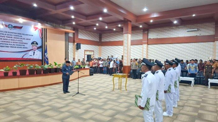 PELANTIKAN - Bupati Pulau Morotai, Provinsi Maluku Utara, Rusli Sibua melantik 5 kepala desa, bertempat di Aula Kantor Bupati Morotai, Kamis (13/3/2025).