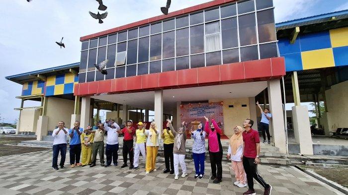 Ketua DWP Kabupaten Pulau Morotai, bersama pimpinan OPD dan Forkopimda melepas burung, sebagai tanda memperingati HUT DWP ke 25 tahun 2024, Sabtu (30/11/2024)