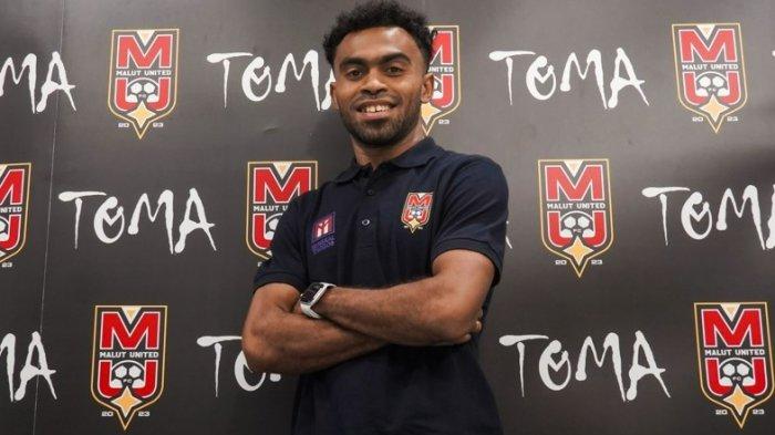 Yakob Sayuri usai menandatangani kontrak dengan Malut United FC untuk Liga 1 musim 2024-2025.