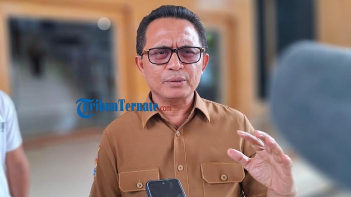 KEBIJAKAN: Plt Kepala Dinas Pendidikan dan Kebudayaan Maluku Utara Abubakar Abdullah saat diwawancarai Ttribunernate.com disela-sela kerjanya, Selasa (29/7/2025)
