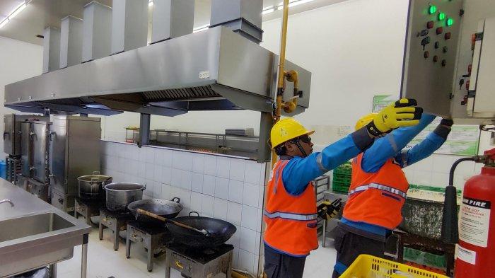 Petugas Pelayanan Teknik (Yantek) melakukan pengecekan instalasi listrik Satuan Pelayanan Pemenuhan Gizi (SPPG) atau Dapur Makan Bergizi Gratis (MBG) di Kelurahan Srondol Wetan, Kecamatan Banyumanik, Kota Semarang.