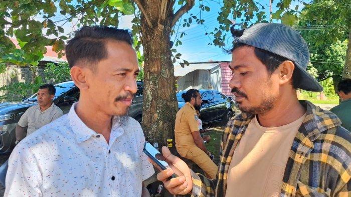 PROGRAM: Ketua Satgas PMPPUKR Pulau Morotai, Maluku Utara Saiful Paturo (kiri) saat diwawancarai Tribunternate.com usai rapat dengar pendapat (RDP) dengan DPRD, Senin (26/5/2025)