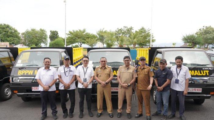 BANTUAN: Wali Kota Ternate, Maluku Utara M tauhid Soleman (tengah) lakukan foto bersama setelah menerima bantuan armada asampah dari Kementerian, Senin (3/2/2025)
