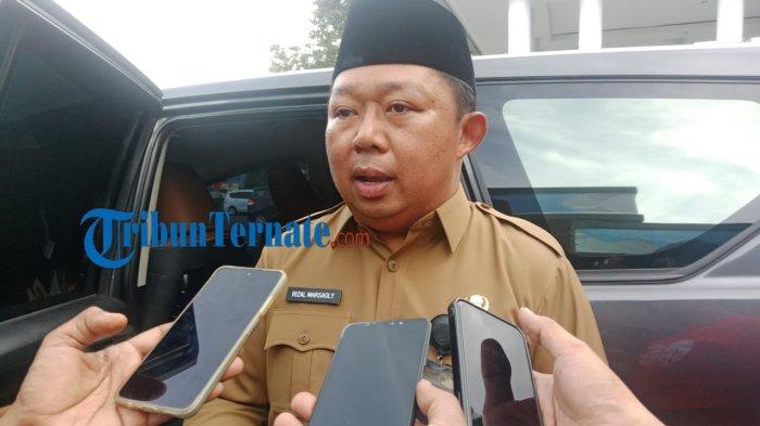 KEBIJAKAN: Sekkot Ternate, Maluku Utara Rizal Marsaoly saat diwawancarai awak media, Selasa (15/4/2025)