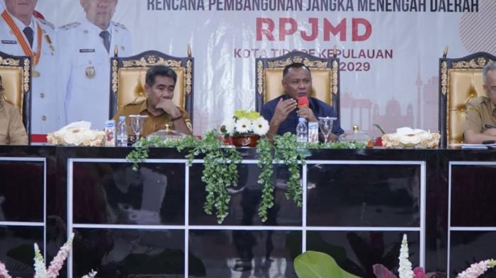 ATURAN: Wali Kota Tidore Kepulauan, Maluku Utara Muhammad Sinen saat menghadiri rapat mengenai RPJMD 2025-2029, Senin (21/7/2025)