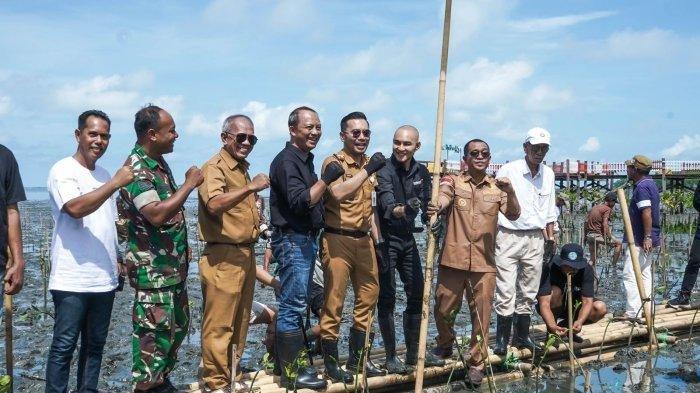 Indosat Ooredoo Hutchison (IOH) bersama dengan Pemerintah Desa Bulu Cindea, Pangkep melakukan penanaman mangrove di kawasan Desa Bulu Cindea, Kecamatan Bungoro, Kabupaten Pangkajene Kepulauan, Senin (4/12/2023).
