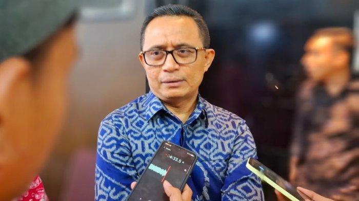 LOMBA: Plt Kepala Dinas Pendidikan dan Kebudayaan Maluku Utara Abubakar Abdullah saat diwawancarai usai penutupan LKS tingkat provinsi 2025, Minggu (13/7/2025)