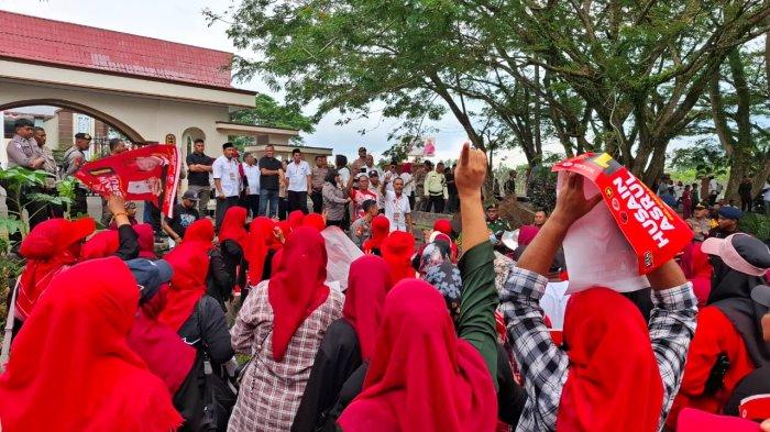 PILKADA: Pendukung Paslon Gubernur dan Wakil Gubernur Maluku Utara nomor urut 1 di depan lokasi Debat Publik Pertama di Kantor DPRD Maluku Utara, Sofifi, Selasa (12/11/2024)