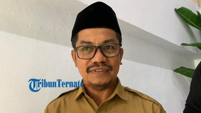 KEBIJAKAN: Kepala BKPPD Halmahera Selatan, Maluku Utara Abdillah Kamarullah ketika menjelaskan pencopotan Kabid Poldagri, Irfan Umakame, Rabu (18/6/2025)