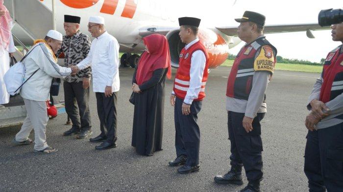 HAJI: Wali Kota Ternate, Maluku Utara M Tauhid Soleman menjemput kedatangan jemaah haji di Bandara Sultan Babullah Ternate, Selasa (24/6/2025)