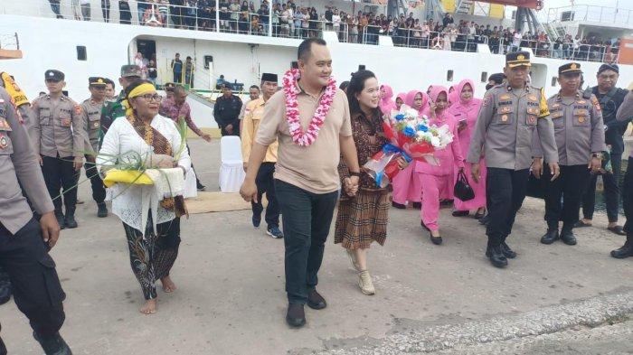 PENYAMBUTAN - Kapolres AKBP Adnan Wahyu Kashogi dan istri Desy Adnan Wahyu tiba di Pelabuhan Bobong Kabupaten Pulau Taliabu, Sabtu (29/3/2025).