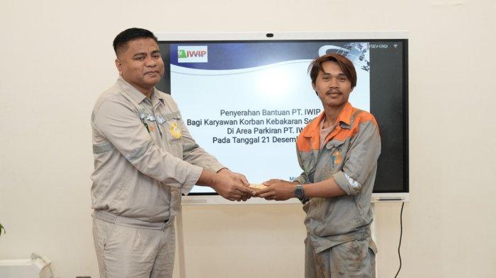 BANTUAN PT IWIP - Manajer IR PT IWIP, Muhammad Nahumarury (kiri), menyerahkan bantuan untuk korban kebakaran sepeda motor sejak 30 Januari 2025. (Foto : PT IWIP)