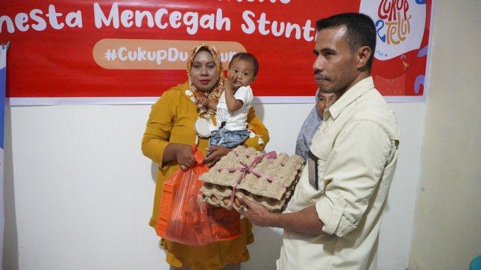 Penyerahan bantuan secara simbolis ke orang tua anak penderita tumbuh kembang