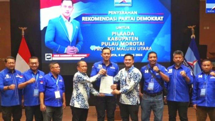 Ketua Umum Partai Demokrat,  Agus Harimurti Yudhoyono atau AHY saat menyerahkan rekomendasi B1 KWK kepada Bakal Calon Bupati dan Wakil Bupati Pulau Morotai,  Provinsi Maluku Utara, Rusli Sibua dan Rio Kristian Pawane di kantor pusat DPP Demokrat pada 8 Agustus 2024 malam, Jumat (9/8/2024).