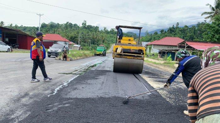 INFRASTRUKTUR: Proses pengaspalan jalan Papaloang-Tembal, Kecamatan Bacan Selatan, Halmahera Selatan, Maluku Utara, Senin (26/5/2025)