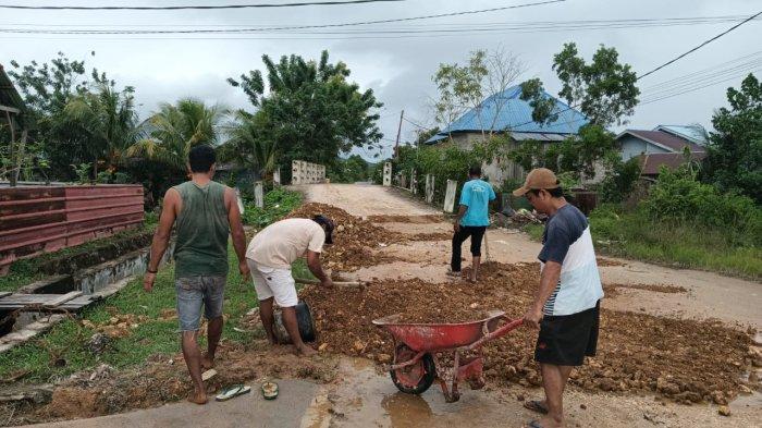 PERBAIKAN - Komunitas Sedulur Jawa-Taliabu memperbaiki jalan rusak di kawasan kota Bobong, Kabupaten Pulau Taliabu, Rabu (25/6/2025).