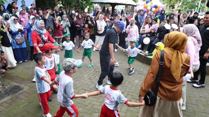 HUT: Tampak Wali Kota Ternate, Maluku Utara M Tauhid Soleman dan jajaran Dinas PPPA bermain bersama anak-anak pada Hari Anak Nasional 2025 yang pusatkan di Taman Nukila, Minggu (20/7/2025)