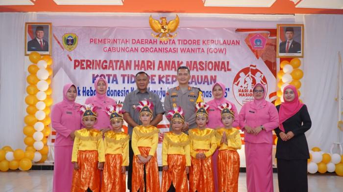 MOMEN: Wali Kota Tidore Kepulauan, Maluku Utara Muhammad Sinen foto bersama Kapolresta Tidore usai peringati Hari Anak Nasional 2025 di Aula Sultan Nuku Tidore, Kamis (24/7/2025)