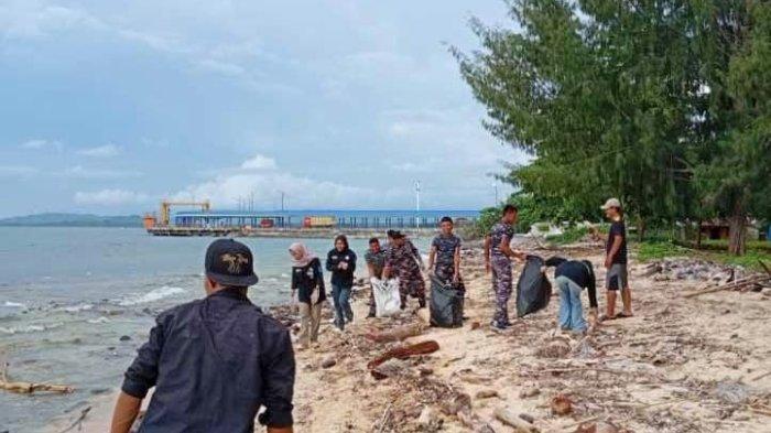 AKSI: Peringati hari keanekaragaman hayati, mahasiswa Unipas Morotai, TNI-AL dan DLH bersih-bersih pantai eks Sail di Desa Juanga, Kecamatan Morotai Selatan, Maluku Utara, Senin (26/5/2025)