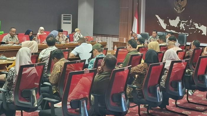 HUT RI: Rapat tersebut berlangsung di lantai empat Kantor Gubernur Maluku Utara di Sofifi, dipimpin langsung oleh Kepala Biro Kesejahteraan Rakyat (Kesra) Setda Provinsi Maluku Utara, Kadri La Itje. Rapat dihadiri sejumlah pimpinan Organisasi Perangkat Daerah (OPD) terkait, Kamis (31/7/2025)