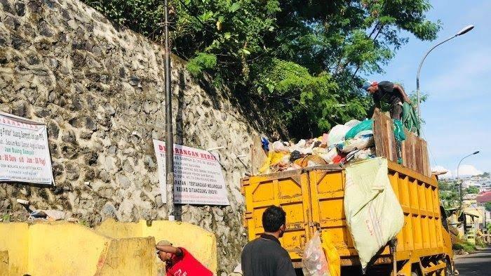 KEBERSIHAN: Tampak petugas kebersihan mengangkut sampah di salah satu tempat pembuangan sampah (TPS) di Kota Ternate, Maluku Utara, Selasa (18/2/2025)