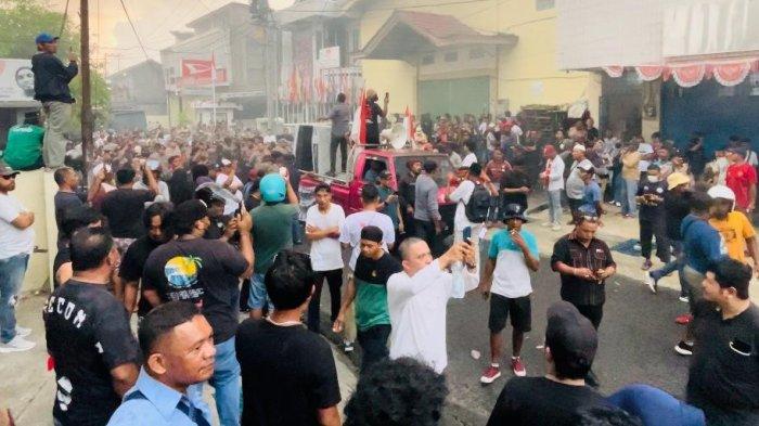 PILKADA: Massa keguruk kantor Bawaslu dan KPU atas dugaan kecurangan Pilgub Maluku Utara 2024