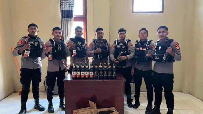 HUKUM: Personel Sat Samapta Polres Pulau Taliabu, Maluku Utara menyita 2 dos miras