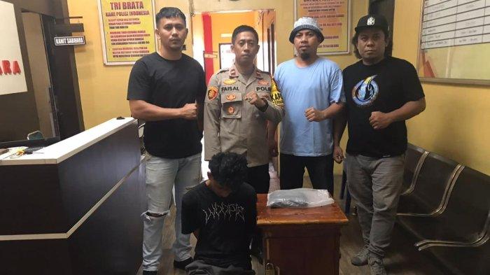 HUKUM: Anggota Resmob Srigala Utara saat amankan pelaku ke Polsek Ternate Utara, Kamis (24/8/2023)