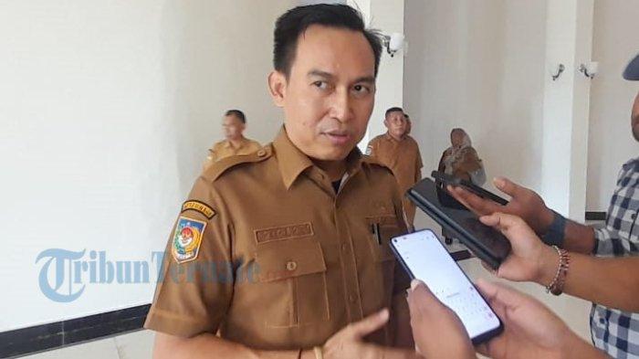 PEMBAGUNAN: Sekda Pemkab Halamhera Timur, Ricky Chairul Richfat saat memberikan keterangan disela-sela kerja, Senin (12/2/2024)