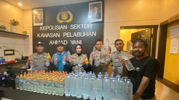 HUKUM: Barang bukti miras jenis cap tikus saat disita ke Polsek Pelabuhan Ahmad Yani Ternate, Maluku Utara, Rabu (16/7/2025)