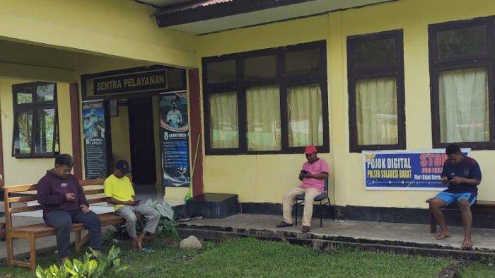 PELAYANAN - Suasana masyarakat Kecamatan Sulabesi Barat mendatangi Polsek untuk mengakses internet Starlink yang disiapkan Polsek Sulabesi Barat, Senin (7/4/2025).