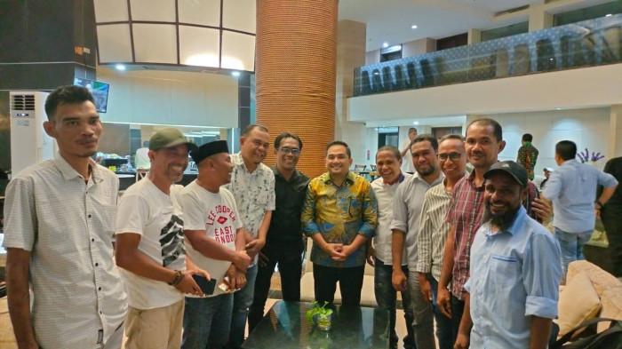 ASPIRASI: Foto bersama Ketua Komisi II DPR RI dengan Presidium Rakyat Tidore di Hotel Sahid Bela Ternate, Maluku Utara, Selasa (29/7/2025)