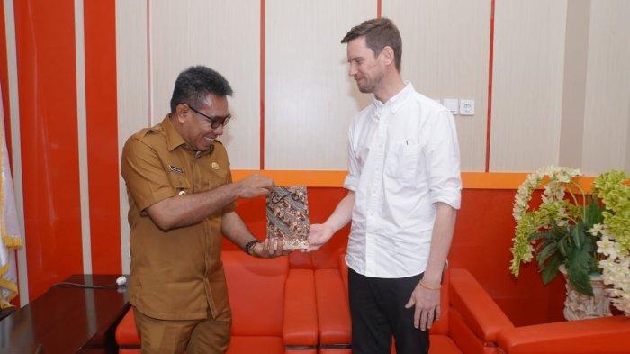 KUNJUNGAN: Wakil Wali Kota Tidore Kepulauan, Maluku Utara Ahmad Laiman dengan Profesor Arkeologi Universitas Flinders Australia Martin Polkinghorne, Senin (7/7/2025)