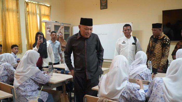 PROGRAM: Wakil Gubernur Maluku Utara Sarbin Sehe saat meninjau langsung pelaksanaan program MBG di sejumlah sekolah dan dapur umum di Kota Ternate, Rabu (28/5/2025)