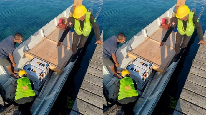 Proses pengiriman perlengkapan instalasi SuperSUN melalui jalur laut ke lokasi