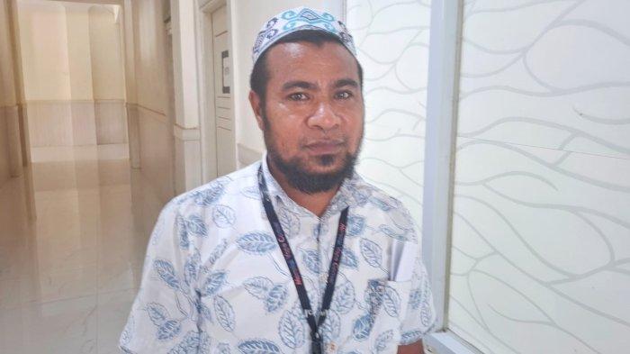 PROYEK: Plt kepala Dinas Pekerjaan Umum dan Penataan Ruang (PUPR) Pemkab Pulau Morotai, Maluku Utara Fahmi Usman, di mana proyek pembangunan talud penahan ombak di kampung Liang, hanya menunggu lelang tender dari ULPBJ Pemkab Pulau Morotai, Kamis (8/5/2025)